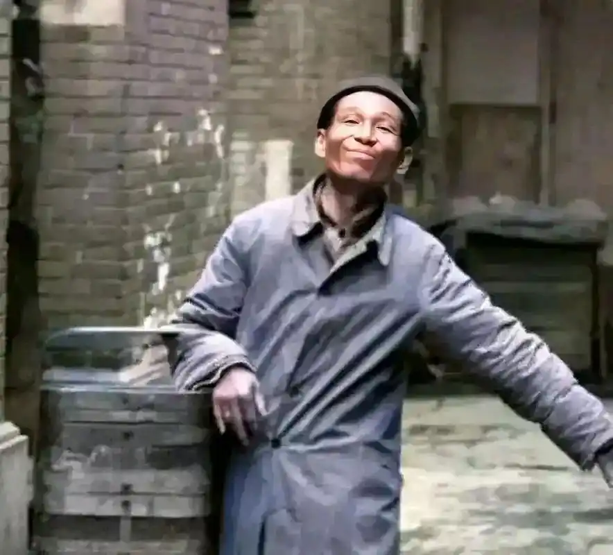 老照片:民国时期,正在送饭途中的"宋小宝".