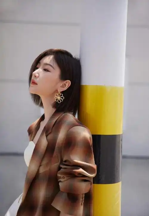 一波毛晓彤的美照|短发_网易订阅