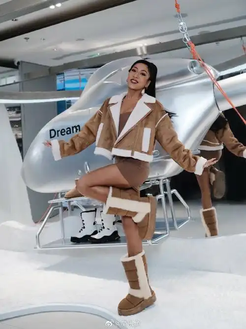 吉克隽逸这一身堪称姐系穿搭模板,毛茸茸长靴搭配机车羊羔毛翻领夹克