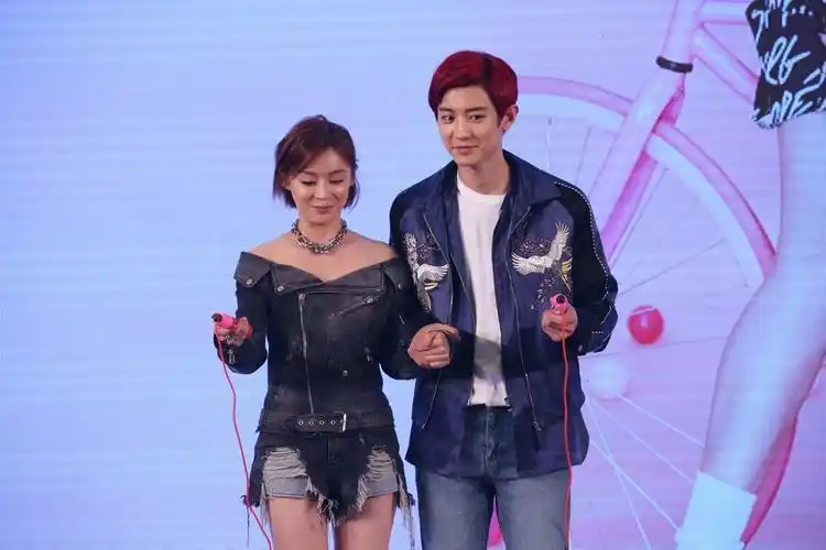 《黑粉》首映 朴灿烈亲昵依偎袁姗姗