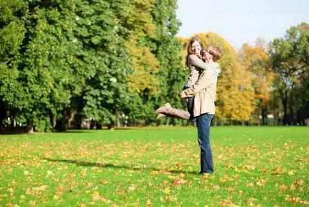 情侣拥抱公园幸福积极的情侣在公园拥抱照片