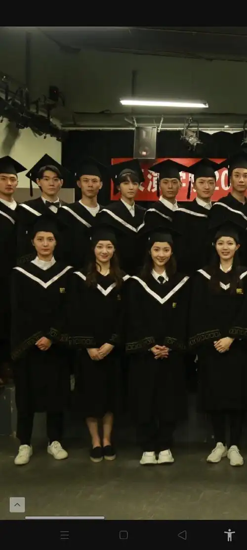 王俊凯的高中毕业照#  来看学生时期的王俊凯  从幼稚园小朋友到大学