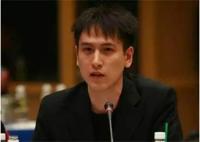 母亲是金马影后,18岁任董事,今身价90亿,女友是门当户对的名媛|汤珈铖