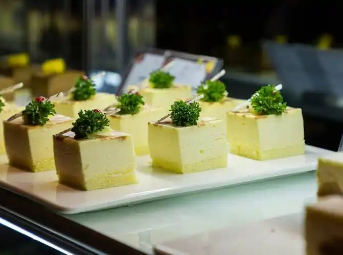 288元起抢『皇庭v酒店·vcafé西餐自助餐厅』2大1小自助餐!地铁直达