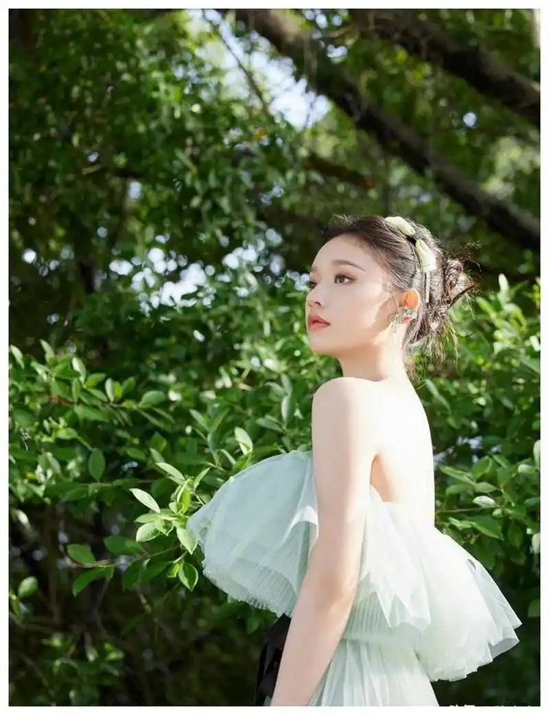 林允儿绿色旗袍美腿性感写真