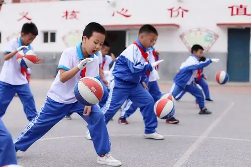 太和小学 三年一班 体育课 原地运球