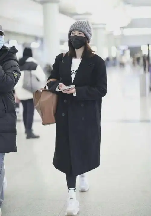 高圆圆衣品了得一件黑大衣连穿3次不重样配红色长裙太惊艳了