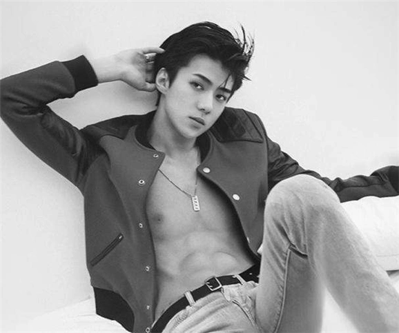 吴世勋肌肉照片汇总,身材真是一极棒,荷尔蒙爆棚