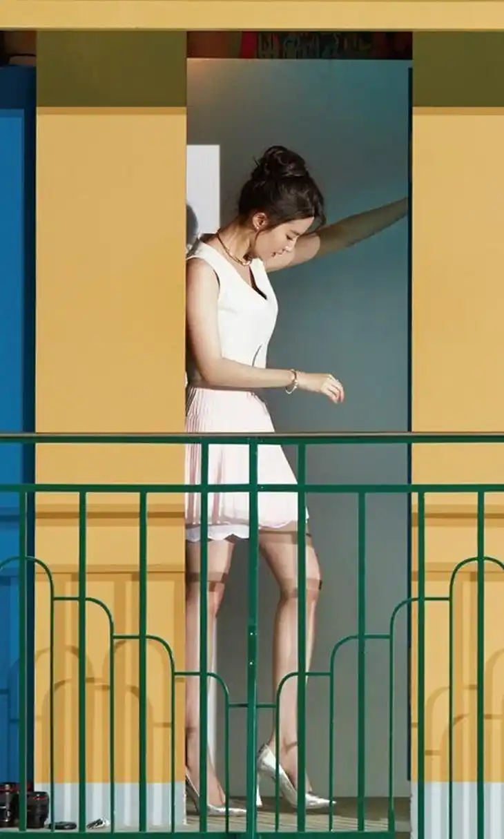 刘亦菲光脚丫泳池边戏水太美了#刘亦菲