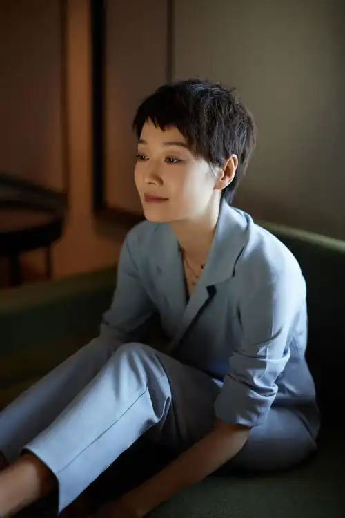 马伊琍最新写真曝光 超短发气质优雅尽显高级感