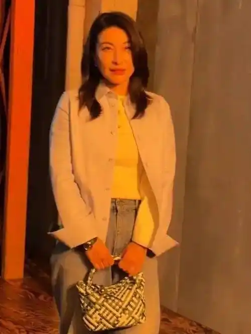 郭晶晶看秀被拍又矮又胖,状态却是最真实的,看她穿衬衫牛仔裤就知道