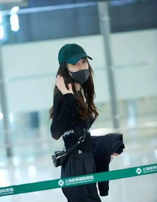 原创angelababy走机场巴掌腰太抢镜xs码的裤子还往下掉