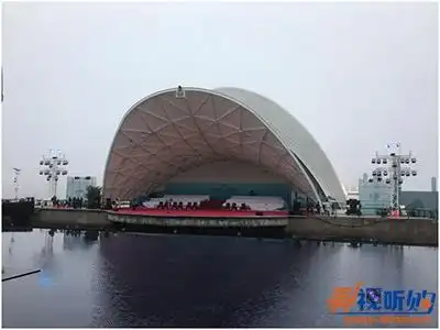 舞台区域在海边使得表演环境很不可控