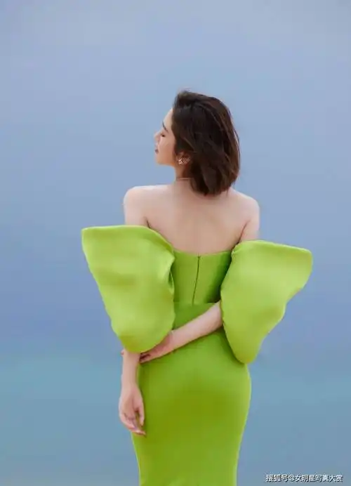 【唐艺昕性感唯美写真】一袭绿色抹胸长裙,婀娜多姿,清新动人_大海