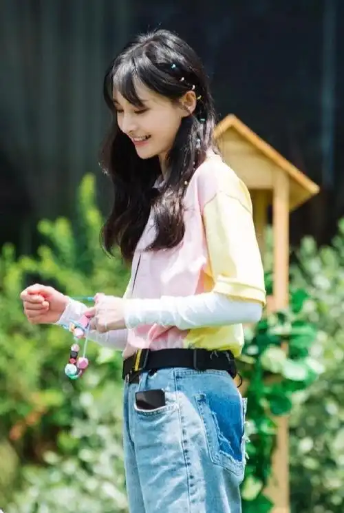 郑爽夏日森系造型美到爆!一袭休闲装秒变盛世美颜,笑起来太甜了