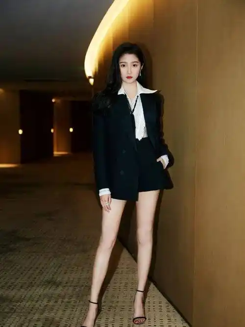 原创关晓彤穿超短裙出席活动一双长腿又细又直脚踩细高跟走路不稳