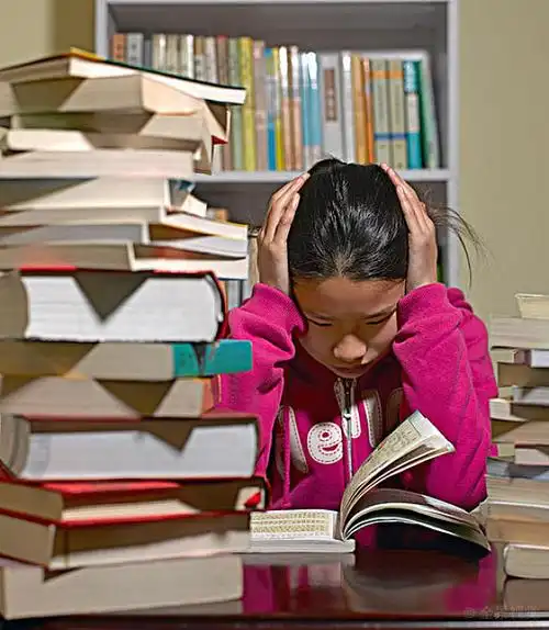 正在苦思冥想的女学生_图片大全—全景创意图库(quanjing.