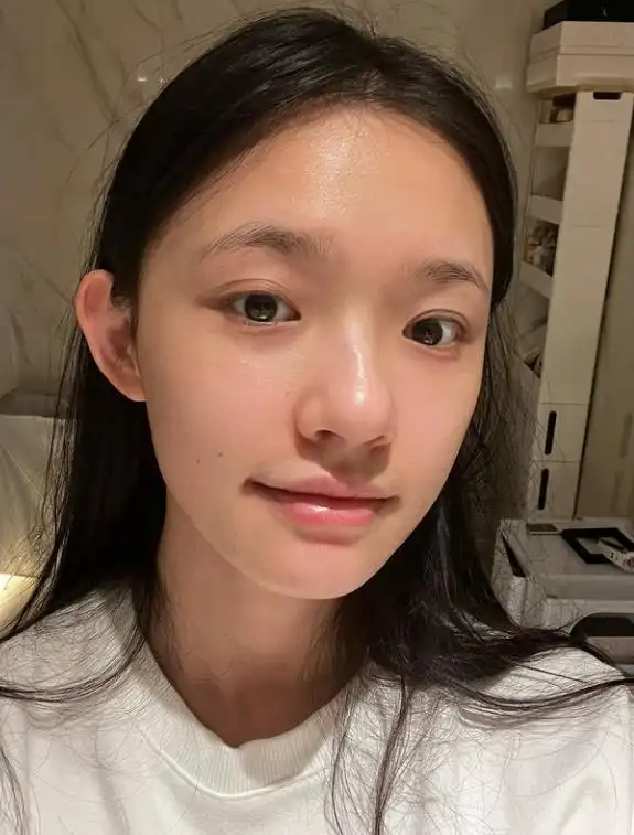 林允纯素颜自拍,网友们看完惊呆了