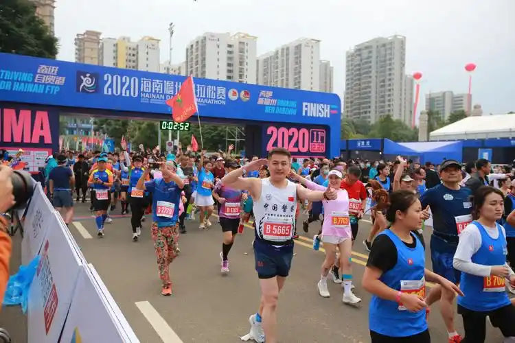 2020海南儋州马拉松赛鸣枪开跑
