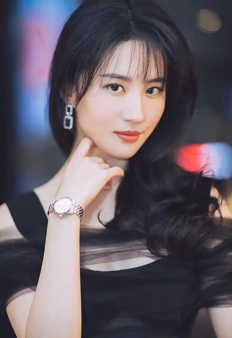 在夕阳的映衬下,流淌着浓浓的金|刘亦菲|神仙姐姐|发型_新浪网