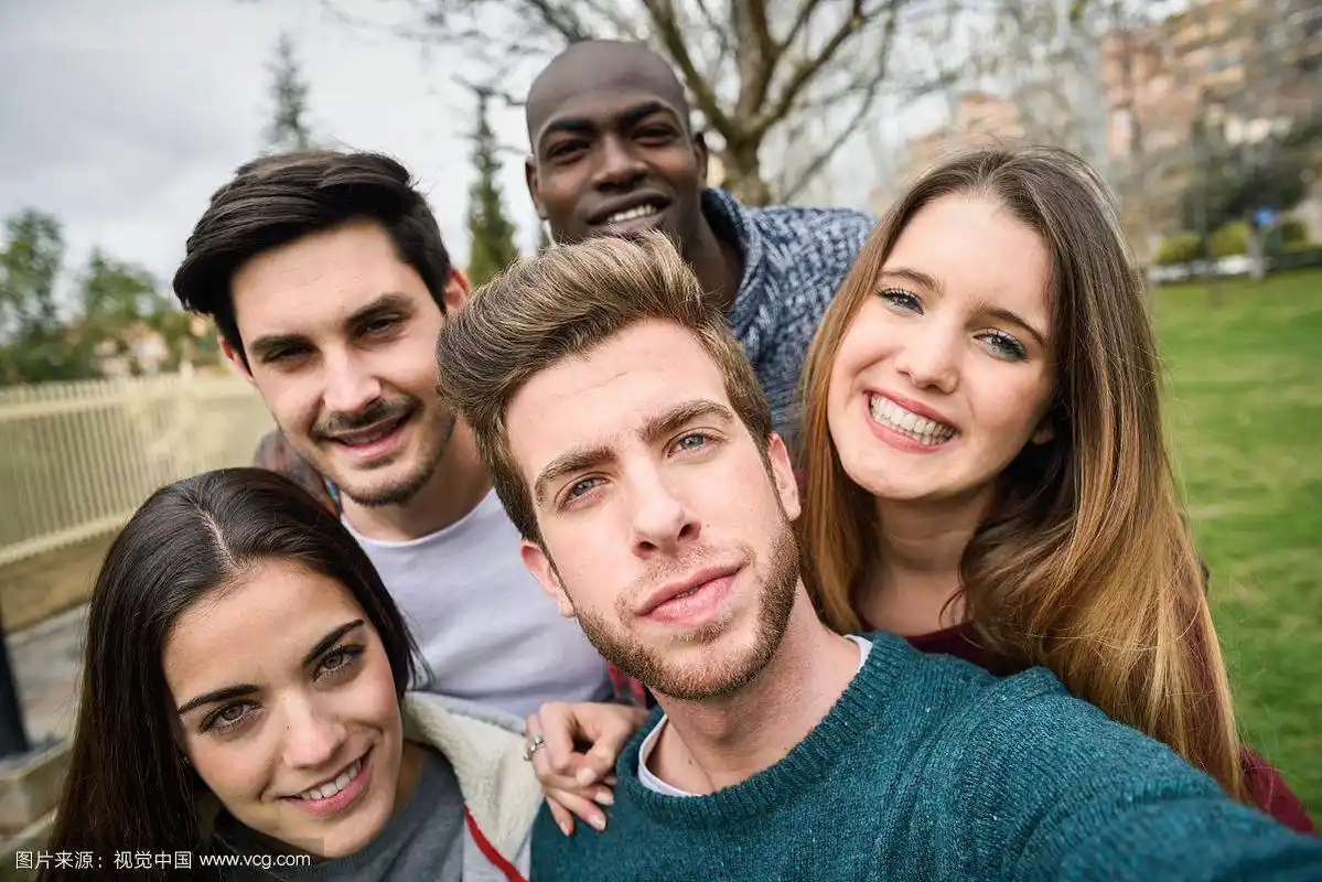 一群不同种族的朋友在城市公园自拍