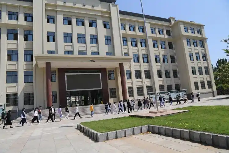 蔷薇花开 携梦归来,——莱阳九中高一高二学子安全有序返校复课