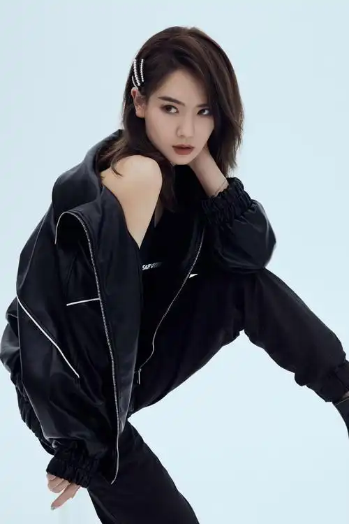 戚薇性感干练写真图片38