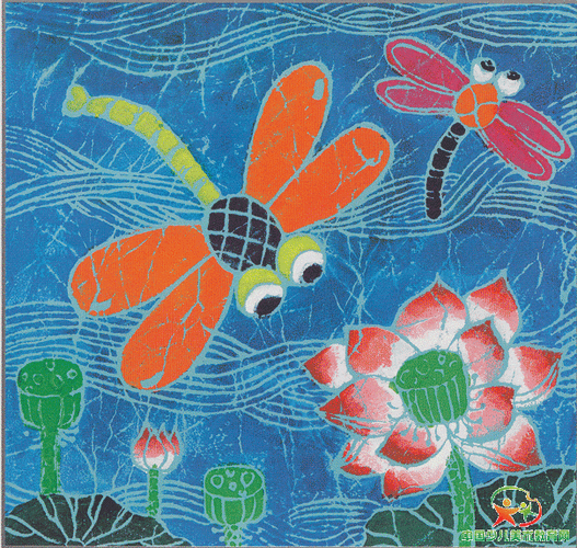 将图画纸与吹塑纸的一端固定,用毛笔将水粉颜料涂在蜻蜓和荷花上,进行