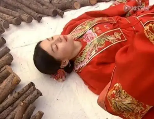 千金贵胄,却家道中落,背负血海之仇,她在临死前终于做了小鱼儿的妻子