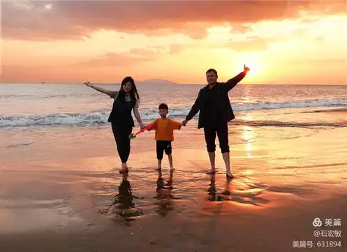 其乐融融的一家三口.