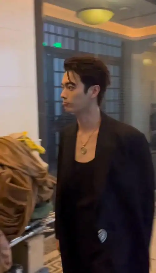 许凯gq下班变六一小朋友