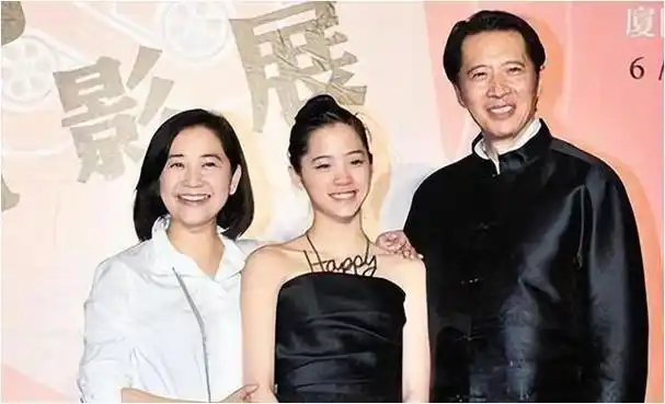 恋情曝光引全网群嘲欧阳娜娜塌房惨状流量艺人警钟长鸣