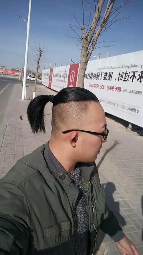 为什么很多男艺术家喜欢扎小辫子