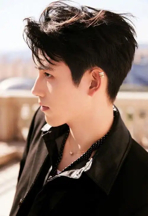 陈飞宇一袭allblack黑西装look出席first青年电影展