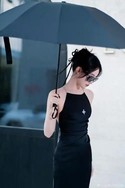 祝绪丹最新造型大片 银色链条露背黑裙,霸气御姐撑伞好有气场__财经