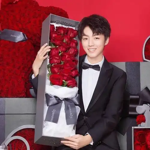 而咱们王俊凯则是完美演绎了这种美好成长,八个月前是怀抱玫瑰笑容暖