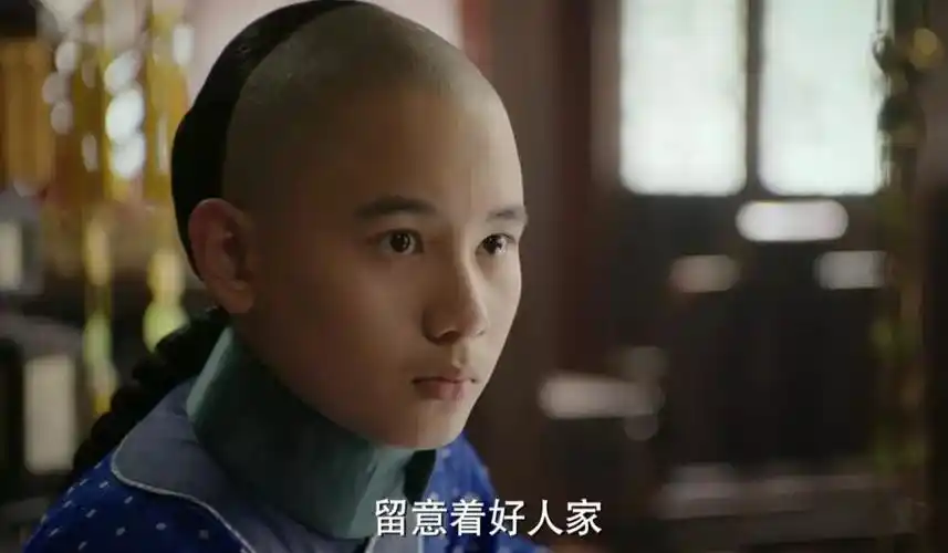 有人拍到在《如懿传》中扮演四阿哥的胡先煦和女孩逛公园,消息爆出没