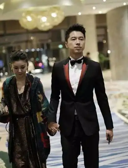 例如吴谨言无意间甩飞戒指,最近因参加综艺节目人气飙升的素颜美女