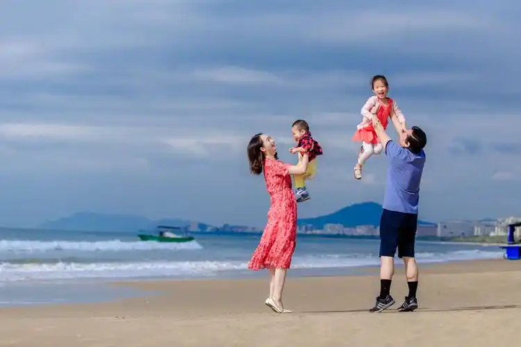 一家四口在海边