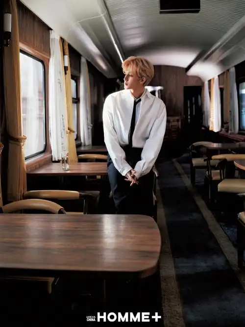 温暖列车中的白衣少年,@theo-朱正廷与世界宛如黑白交错的琴键,相悖相