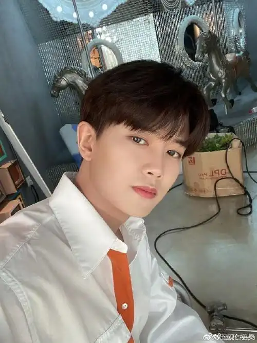 任嘉伦##任嘉伦12月第一张自拍