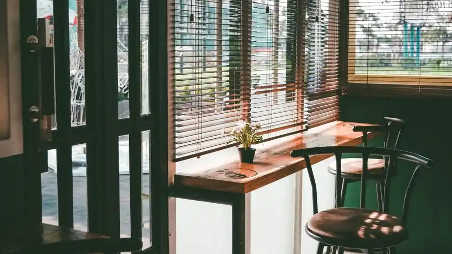 阳光透过窗户壁纸