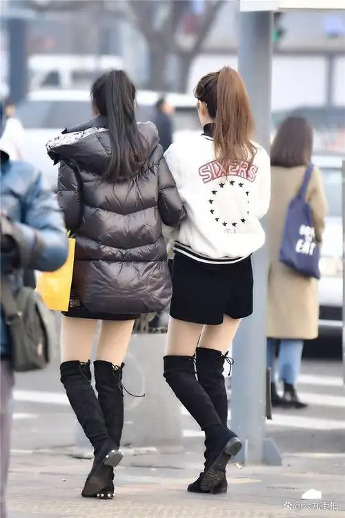 姐妹都穿着过膝长靴冬季穿搭可以很精致走路也很整齐