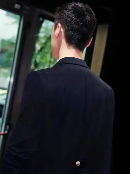 尽在举手投足之间 最美背影@胡歌