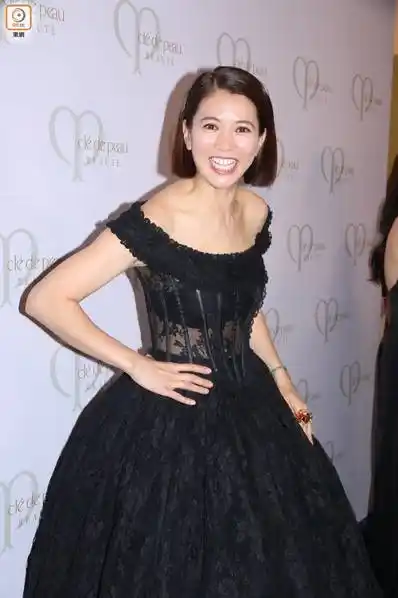 辣妈袁咏仪穿透视黑裙亮相大秀丰腴身材