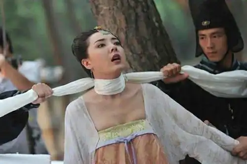 很多皇族的人,在生前被人伺候习惯了,死后也需要让人殉葬以此来陪伴