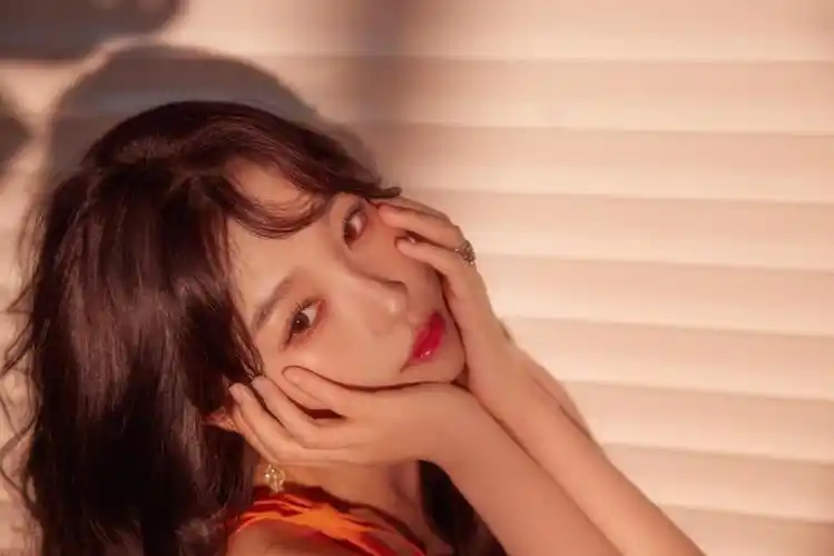 虞书欣穿橙色吊带连衣裙元气少女甜美可爱