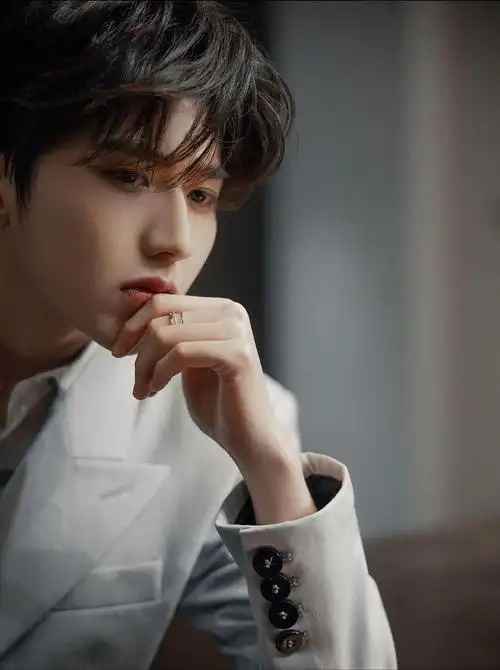 播出的概率不大,有工作人员说下周依旧不会播出,如果下周蔡徐坤被实锤