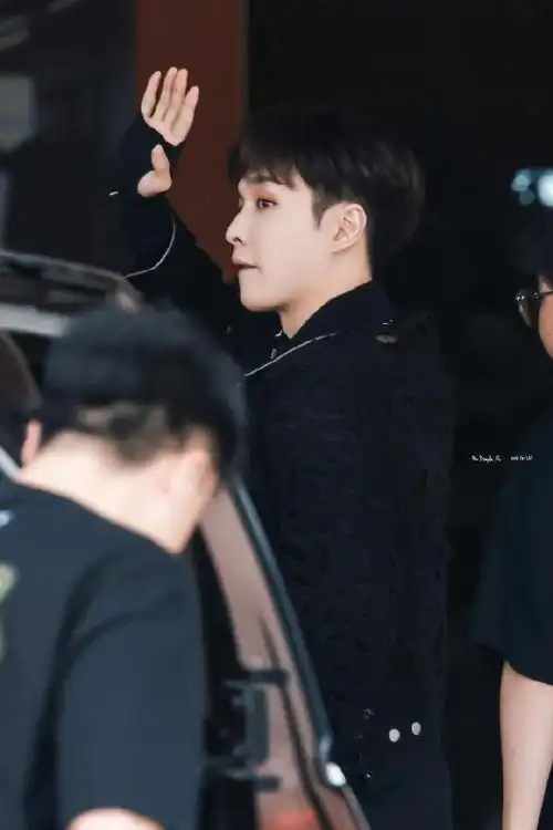 好六上班路透#张艺兴你好星期六上班路透96,休闲夹克外套 牛仔裤