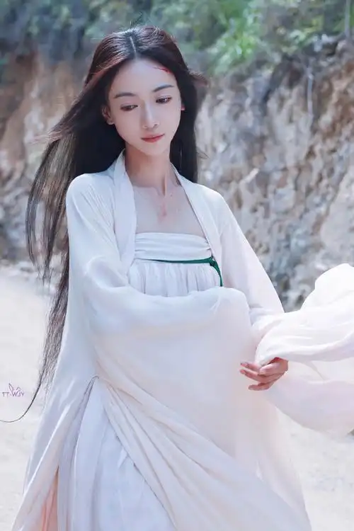 吴谨言墨雨云间#@吴谨言裙之飘飘 梦之遥遥冰肌玉骨 清隽出尘我们小